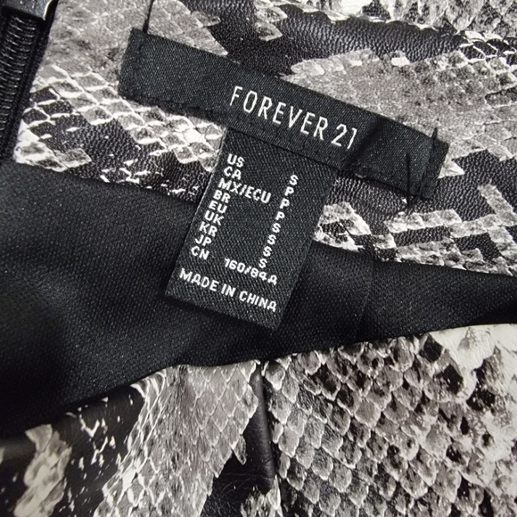 Forever 21 Snakeskin Print Faux Leather Skirt Black gray white Size Small - Picture 8 of 12